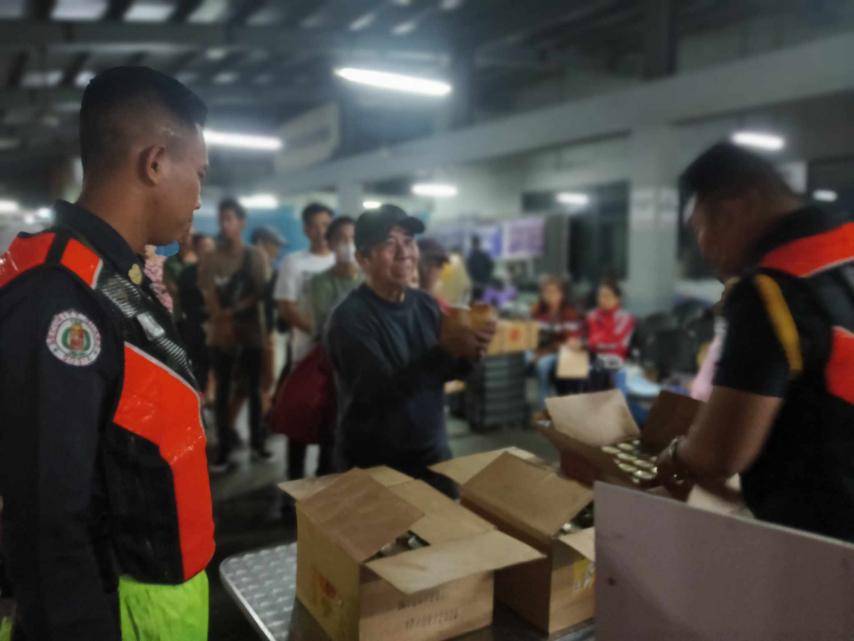 donated products to stranded passengers at Manila NOrth Harbor port last July 27 (1)