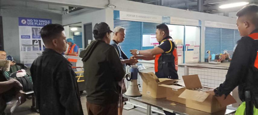 donated products to stranded passengers at Manila NOrth Harbor port last July 27 (3)